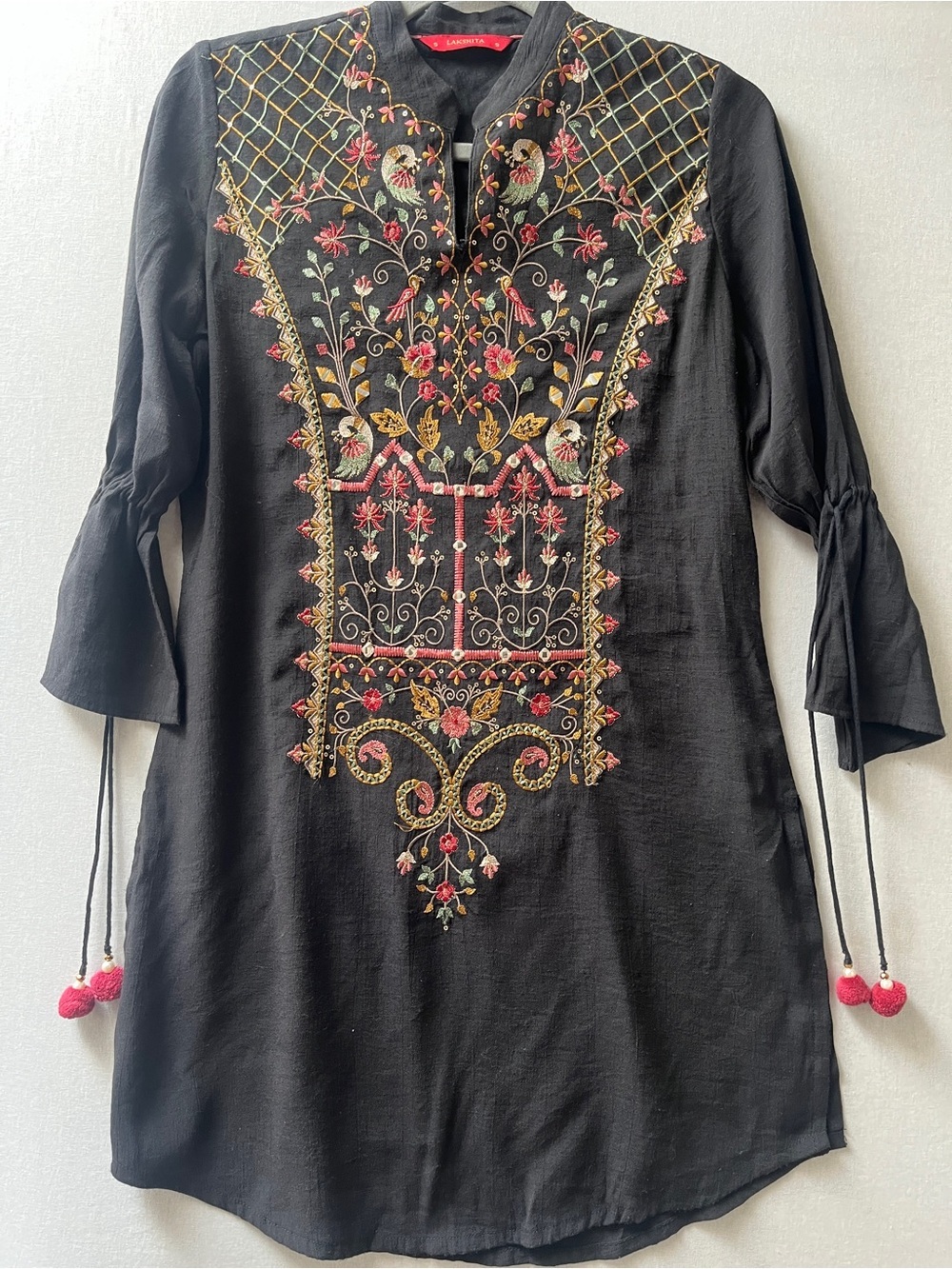 Lakshita Embroidered V-Neck Short Sleeve Tunic Kurti Shirt S
